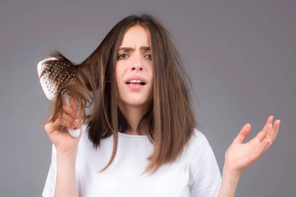 Mladá žena je velmi rozrušená kvůli vypadávání vlasů. Účes a zdravá péče o vlasy. Závažný problém vypadávání vlasů pro zdravotní péči šampon. — Stock fotografie