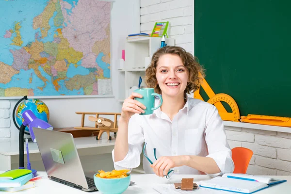 Frau unterrichtet im Klassenzimmer in der Schule oder an der Universität. Glückliche Studentinnen lehren und lernen. Bildungs- und Schulkonzept. — Stockfoto