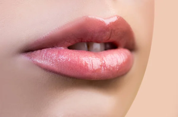 Nahaufnahme perfekte natürliche Lippe mit Make-up, weiblicher Mund. Plump sexy sinnlich volle Lippen. Makro Lippen und Mund. Schöne zarte Lippen. — Stockfoto