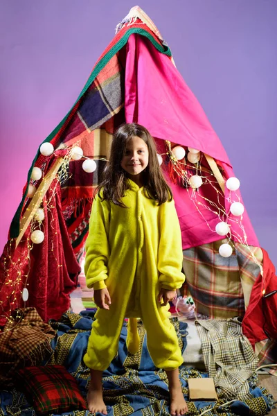 Mädchen im heimischen Zelt. Tröstet Kinderheim. Spaß im Kinderzimmer. — Stockfoto