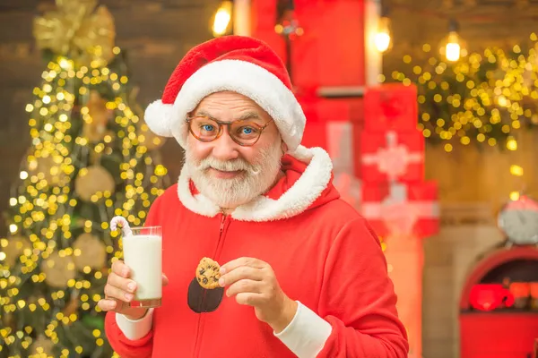 Den díkůvzdání a Vánoce. Mléko a sušenky pro Santa Clause. Vánoční jídlo a pití. Santa Claus vezme sušenku na Štědrý den jako poděkování za odchod dárky. — Stock fotografie