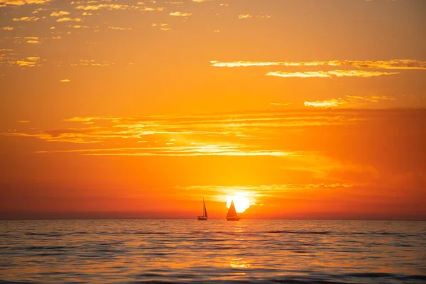 Tengeri arany napfelkelte a tenger felett. Természet táj. Gyönyörű narancs és sárga szín az óceáni naplementében. Tengerpart arany égbolttal és felhőkkel. — Stock Fotó