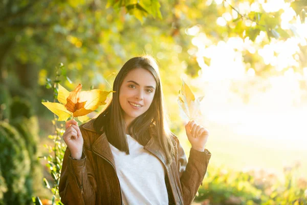 Menina bonita desfrutando outono. Mulher jovem e clima de outono. — Fotografia de Stock
