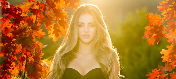 Beautiful woman enjoying autumn. Banner of blonde hair model with maple fall leaf. — Stock Photo, Image