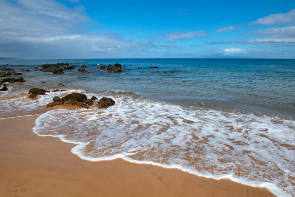 Altın kumu olan sahil, turkuaz okyanus suyu. Panoramik deniz manzarası. Yaz tatili için doğal arka plan. — Stok fotoğraf