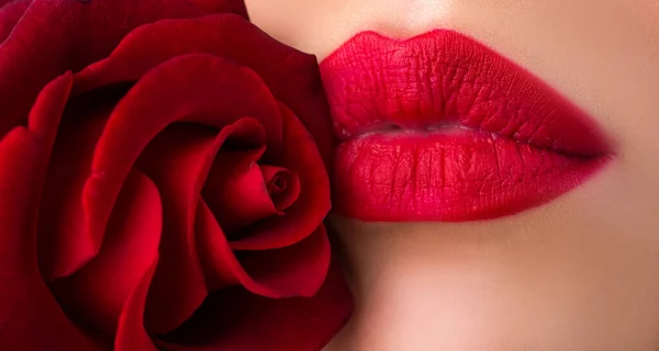 Seksualne pełne usta. Szminka z bliska. Zmysłowa kobieta usta z różą. — Zdjęcie stockowe
