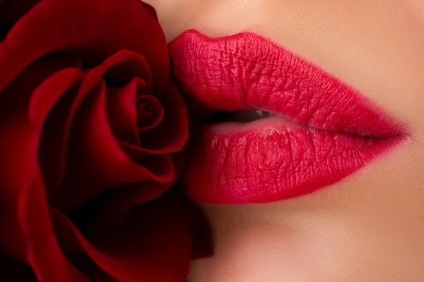 Primer plano de los labios de las mujeres con maquillaje brillante rojo de moda. Labios con lápiz labial de cerca. Hermosos labios de mujer con rosa. —  Fotos de Stock