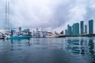 Biscayne Körfezi 'nden Miami şehri gökyüzü manzarası.
