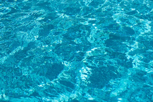 Фон голубой воды в бассейне с солнечными лучами, рябь волны воды в бассейне. Чистый фон воды. — стоковое фото