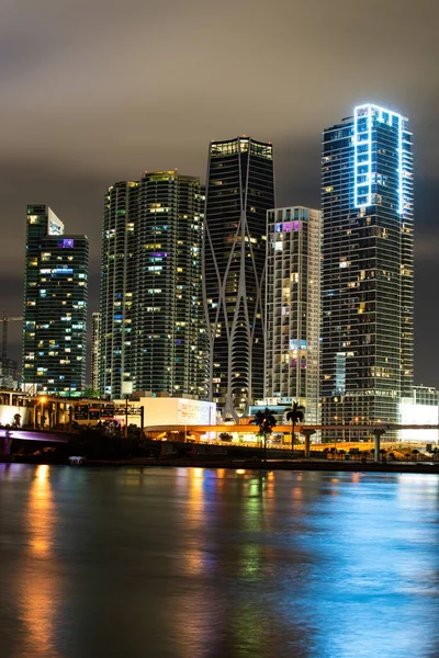 Miamiban. A Miami Biscayne Bay visszaverődéseinek Skyline-ja, nagy felbontású. — Stock Fotó