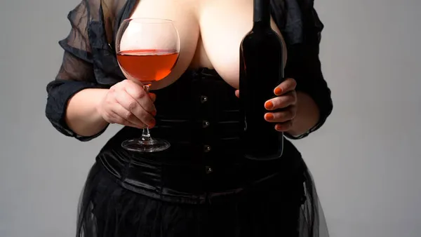 Weinfest. Frauen mit großen nackten Brüsten Brüste. Rotwein im BH zwischen Brüsten. Frau Plus Size posiert mit einem Glas Wein. XXL-Größe. — Stockfoto