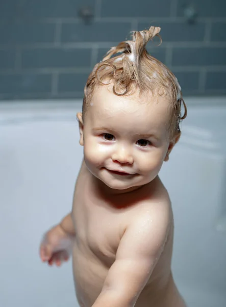A criancinha está a lavar o cabelo no banho. Todler no chuveiro, bebê engraçado no chuveiro. — Fotografia de Stock