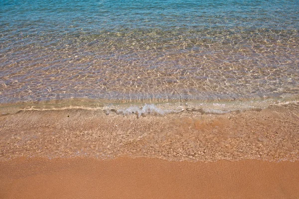Playa con arena dorada, agua de mar turquesa. Vistas panorámicas al mar. Fondo natural para vacaciones de verano. —  Fotos de Stock