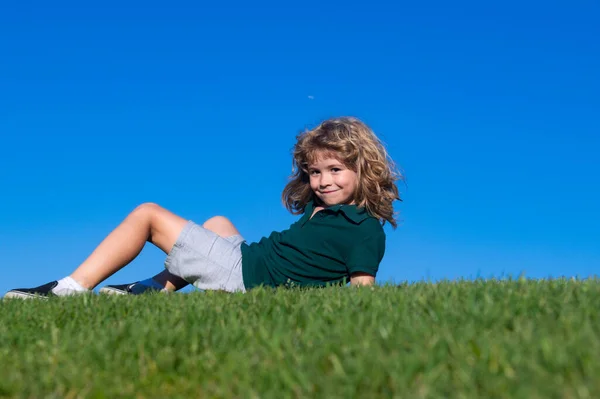 Niño niño relajarse al aire libre en el soleado día de verano. —  Fotos de Stock