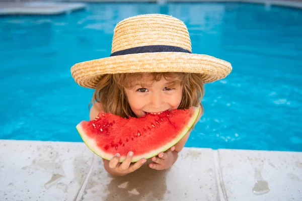 Niño come sandía cerca de la piscina. Niño con sandía. Actividades de verano para niños. — Foto de Stock