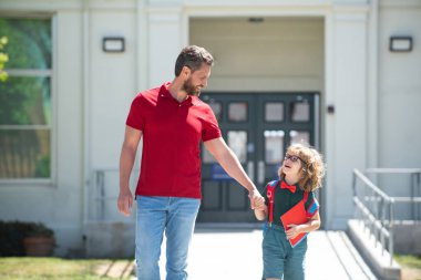 Baba ve oğul okuldan döndükten sonra babalarıyla. Okul, aile eğitimi..