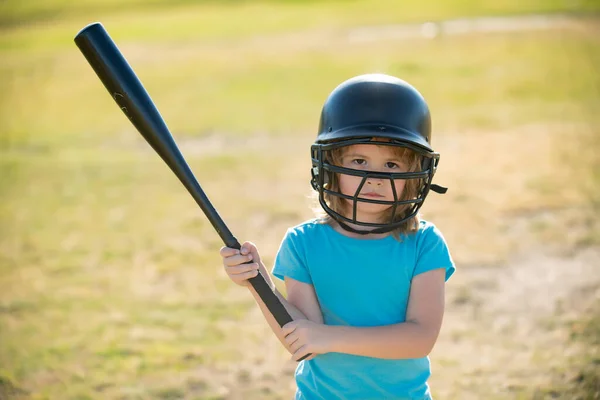 A baseball gyerek készen áll az ütésre. Gyermek ütő, hogy elérje a pályán közben baseball játék. — Stock Fotó