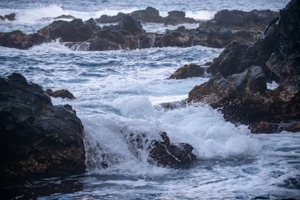 Ondas a bater nas rochas. Falésias rochosas no mar, paisagem marinha. — Fotografia de Stock