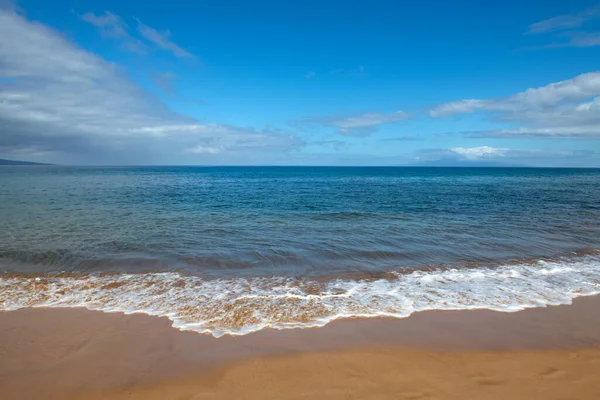 Summer vacation at a tropical beach. Paradise beach with sand and clear water of the sea. Ocean beach background. — Stock Photo, Image