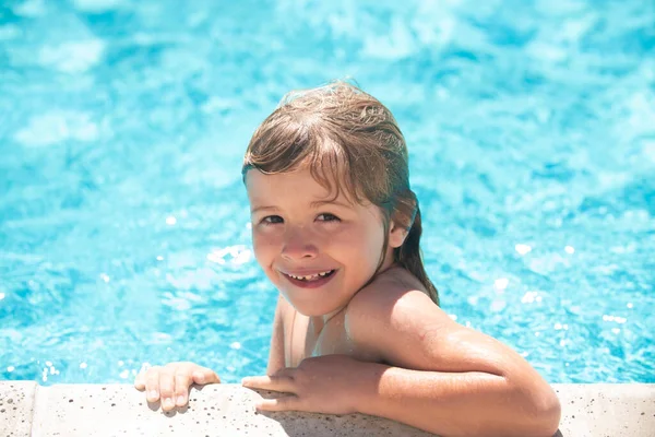Miúdo na piscina. Menino pequeno feliz que joga com na piscina exterior no dia quente do verão. As crianças aprendem a nadar. Família praia férias. — Fotografia de Stock