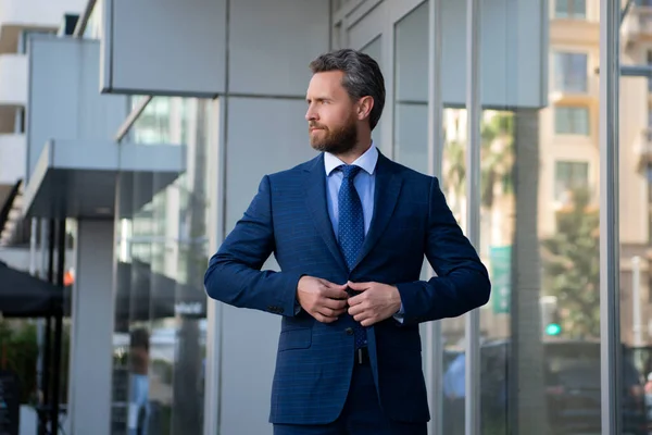 Porträtt av affärsman stående på ett kontor. — Stockfoto