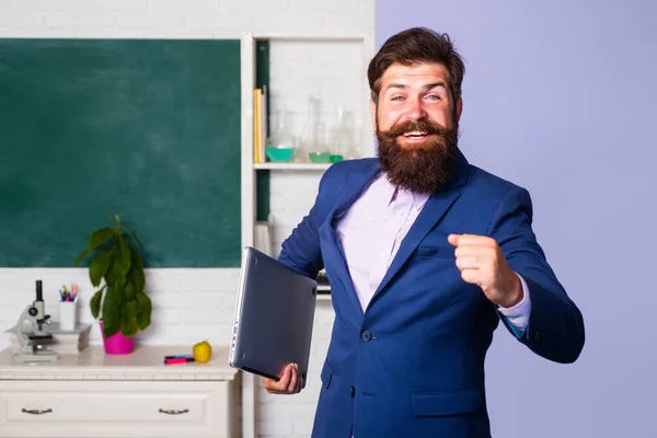 Izgalmas üzletember professzionális tanár hipster vállalkozó nevet az iskolai osztályteremben. Lenyűgöző tanár várja a diákokat, magabiztosan mosolyog. Pozitív kifejezés érzelmek vicces arc. — Stock Fotó