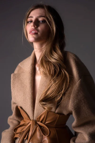 Retrato de menina bonita em vestido de moda. Jovem mulher elegante. — Fotografia de Stock