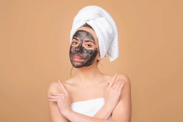 Kvinna spa mask halv ansikte skönhet koncept. Lera ansiktsmask, ansiktsmask spa. Vacker kvinna med kosmetisk lera ansiktsbehandling, spa hälsa koncept. Skönhetsbehandling av huden. — Stockfoto