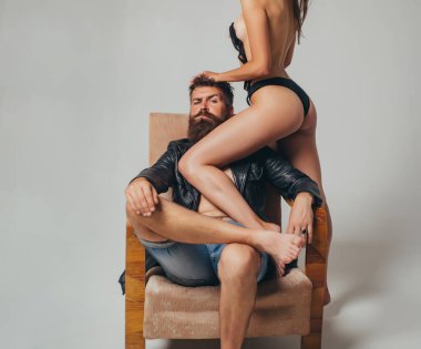 Aşık seksi bir çift. Şehvetli erkek arkadaş, aşıkları kucaklar. Şefkat ve şefkat kavramı.
