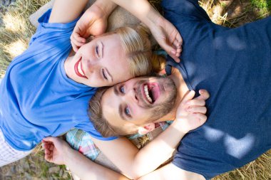 Sarılıp kucaklaşan genç aşıklar. Sevgi ve şefkat dolu bir çift. Üst görünüm.