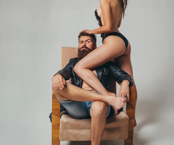 Sexy zamilovaný pár. Smyslný přítel objímá milence. Pojem něha a náklonnost. — Stock fotografie