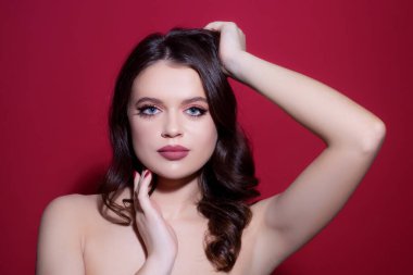 Kadın yüzü. Şehvetli genç kadın modelinin portresi..