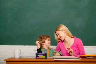 Genç öğretmen ve sınıftaki sevimli küçük öğrenci..