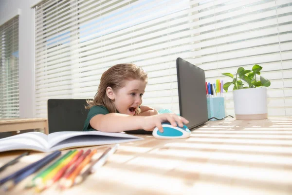 Um estudante pré-adolescente a fazer os trabalhos de casa com um portátil em casa. Conceito de educação on-line, aluno em casa. — Fotografia de Stock