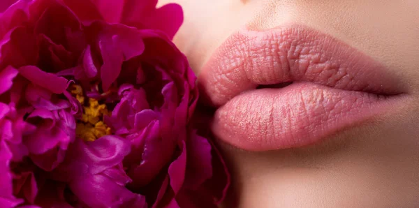 Perfect natural lip makeup. Lips with lipstick closeup. Beautiful woman lips with flowers. — Stock Photo, Image