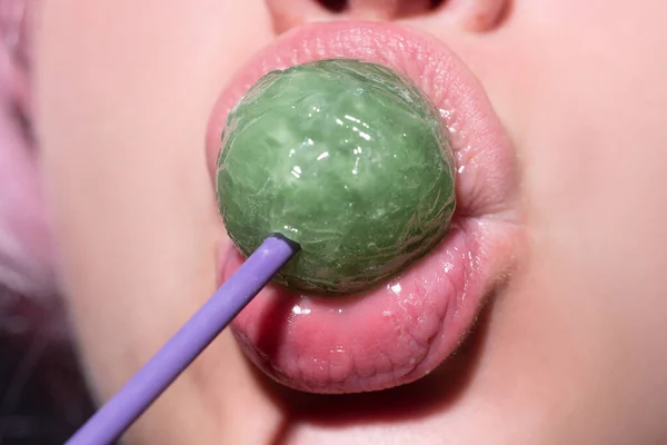 Close up lips with lollipop isolated, sexy blowjob, sensual mouth with lipstick eats sweets. Sexy design for women and girls. Beauty lips. — Zdjęcie stockowe