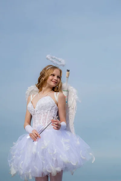 El Dios del Amor. Concepto de Valentín Daygirl vestido como un ángel sobre un fondo claro. Niña pequeña con traje de ángel vestido blanco y alas de plumas. Niño con carácter angelical. —  Fotos de Stock