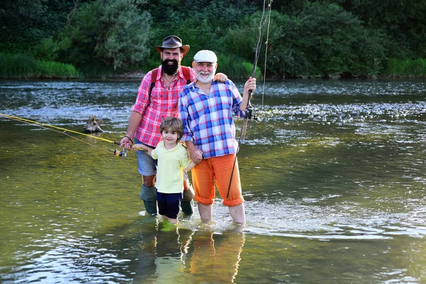 Nonno e padre con ragazzo bambino carino stanno pescando. Weekend estivo. Generazioni uomini. — Foto Stock