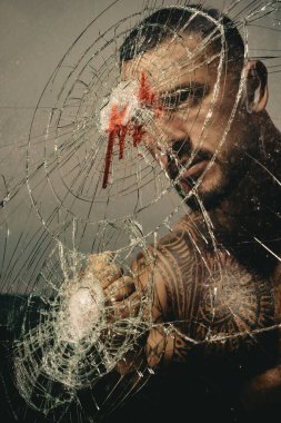 Kavgadan sonra acımasız gangsterler. Latin Amerika 'daki mafya. Güçlü kaslı bir adam. Savaşçı, savaşçı, savaşçı..