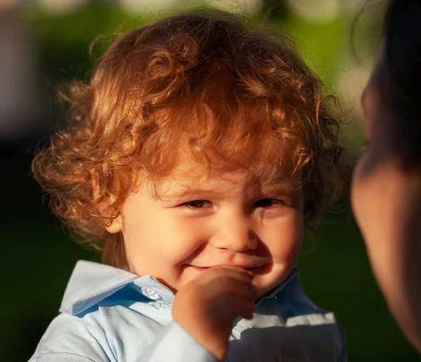 Kaukasisch kinderportret van dichtbij. Kinderen geconfronteerd. Lachende baby, schattige glimlach. — Stockfoto