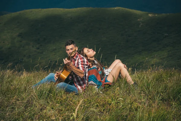 Romantická hudba a šťastný pár. Romantický pár s kytarou. Milostný příběh. — Stock fotografie