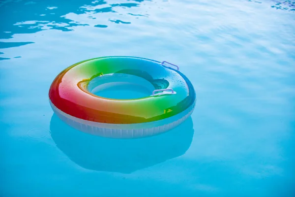 Anillo de flotador, flotando en una piscina. anillo de natación sobre fondo de piscina de agua. — Foto de Stock