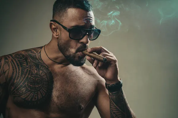 Rauchende brutale Gangster. Mode brutal latein guy mit sexy nackten Oberkörper. — Stockfoto