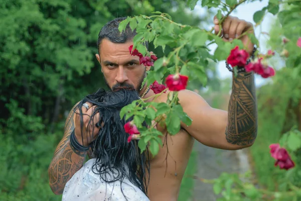 Retrato de casal encantador apaixonado. Jovem namorada sensual feliz de beijo apaixonado de seu namorado ao ar livre. Bonito jovem abraça sua mulher e beijos. — Fotografia de Stock