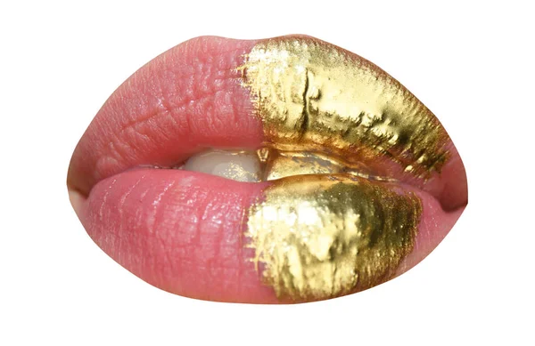 Lippenstift. Goldene Lippen. Goldfarbe aus dem Mund. Goldene Lippen auf Frauenmund mit Make-up. Sinnliches und kreatives Design für goldenes Metallic. — Stockfoto