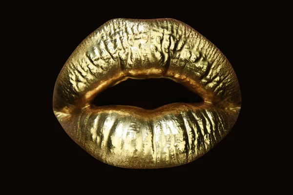 Fecho de batom dourado. Lábios com maquiagem metálica. Lábios sexy, batom metálico de perto. Textura labial dourada. — Fotografia de Stock