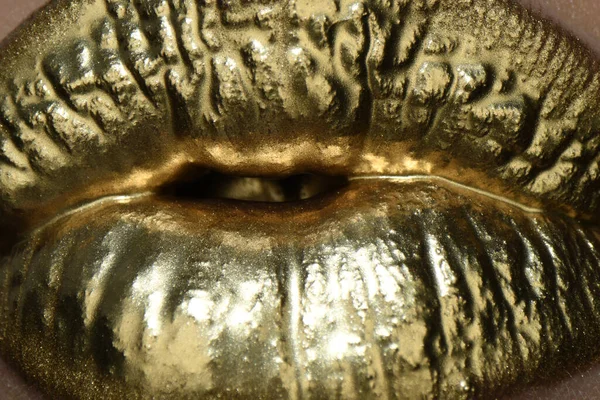 Lápiz labial dorado en los labios, boca dorada femenina. Imprime los labios. Cosméticos de lujo para mujeres. — Foto de Stock