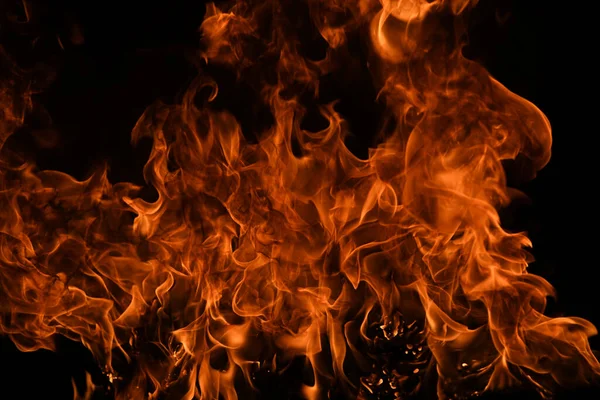 Огненное пламя и огонь, сияющий на черном фоне. — стоковое фото