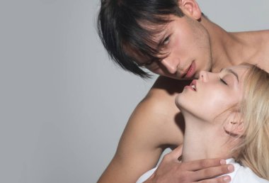 Aşık seksi bir çift. Şehvetli erkek arkadaş, aşıkları kucaklar. Şefkat ve şefkat kavramı.