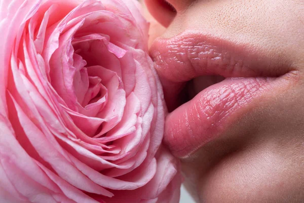 Lippen van dichtbij. Mooie vrouw lippen met roos. — Stockfoto